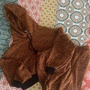 Levi’s cropped sweatshirt and sweat pants set